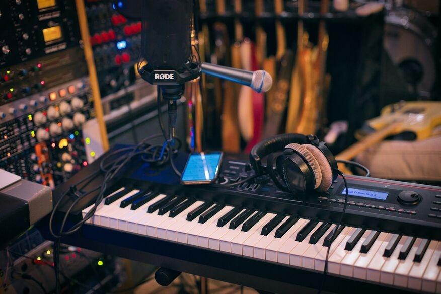 piano-and-microphone-music